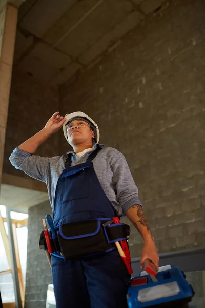 Visão Baixo Ângulo Trabalhador Construção Feminina Usando Chapéu Duro Segurando — Fotografia de Stock