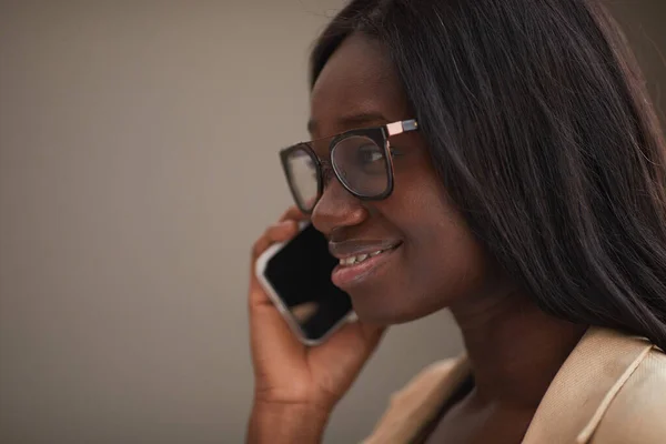 Side Visa Porträtt Framgångsrika Afroamerikanska Affärskvinna Talar Telefon Kontoret Och — Stockfoto