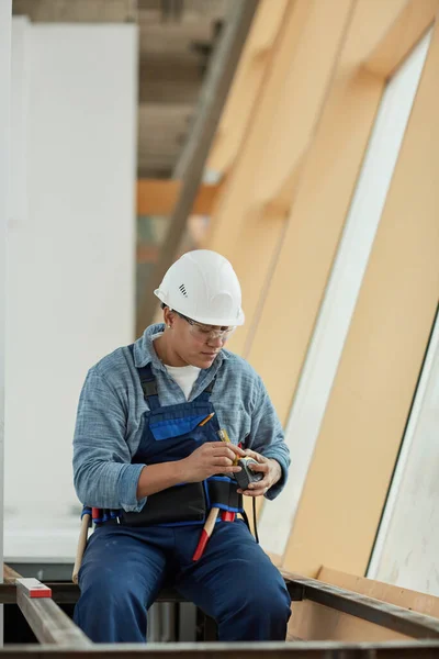 Retrato Vertical Trabalhadora Construção Feminina Moderna Vestindo Chapéu Duro Segurando — Fotografia de Stock