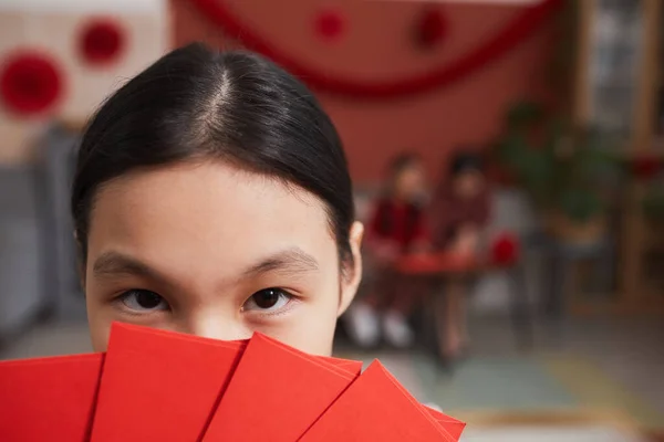 Zbliżenie Portret Nierozpoznawalnej Chińskiej Dziewczyny Trzymającej Czerwone Kolorowe Papiery Ukrywającej — Zdjęcie stockowe