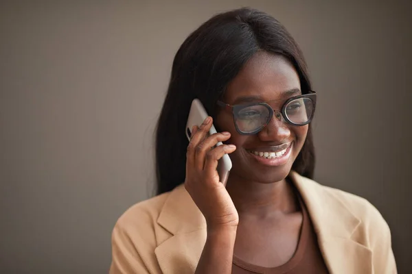 Chef Och Axlar Porträtt Framgångsrika Afroamerikanska Affärskvinna Talar Telefon Kontor — Stockfoto