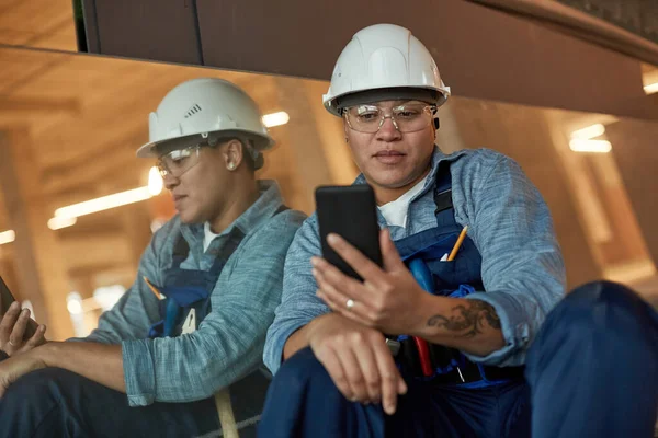 Porträtt Modern Kvinnlig Arbetstagare Som Håller Smartphone Medan Tar Paus — Stockfoto