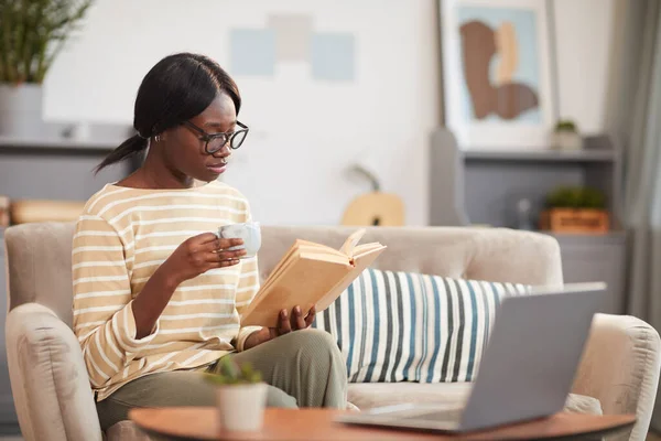 Retrato Jovem Afro Americano Mulher Lendo Aconchegante Casa Interior Espaço — Fotografia de Stock