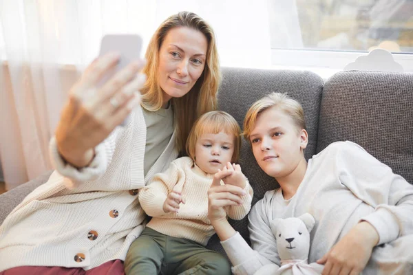Πορτρέτο Της Σύγχρονης Ώριμης Μητέρας Λήψη Selfie Φωτογραφία Δύο Παιδιά — Φωτογραφία Αρχείου