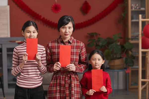 Сімейний Портрет Красивої Зрілої Китайської Жінки Дочок Стоять Вітальні Червоними — стокове фото