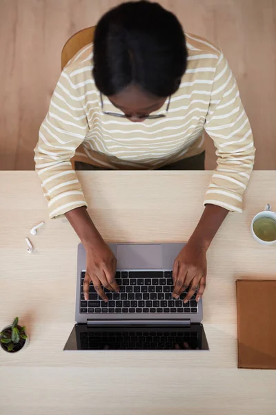 Genç Afro Amerikalı Bir Kadının Evdeki Masasında Otururken Dizüstü Bilgisayar — Stok fotoğraf