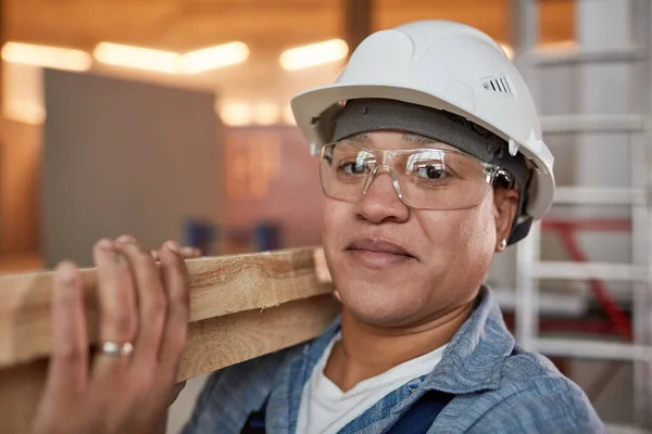 Zbliżenie Portret Uśmiechniętej Pracowniczki Niosącej Deski Drewniane Podczas Pracy Placu — Zdjęcie stockowe