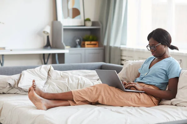 Портрет Молодої Афро Американської Жінки Ноутбуком Лежав Ліжку Насолоджувався Вихідним — стокове фото