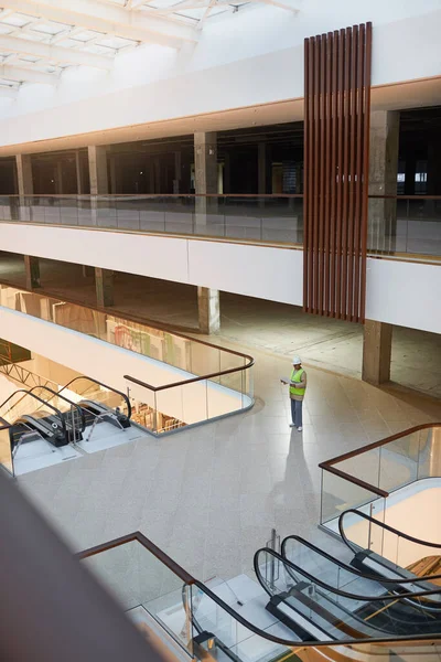 Vertikal Vidvinkel Kvinnliga Ingenjör Hålla Planer När Står Köpcentrum Eller — Stockfoto