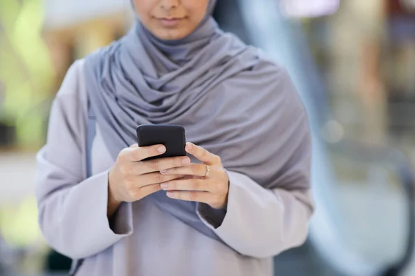 现代中东妇女头戴头巾 站在购物中心时手持智能手机的剪影 复制空间 — 图库照片