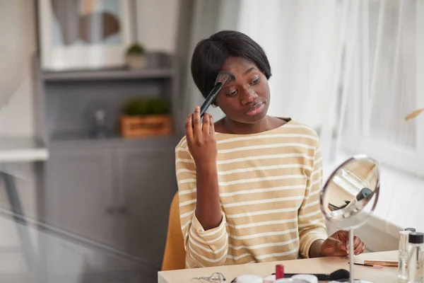 Porträtt Ung Afro Amerikansk Kvinna Rådgivning Med Stor Pensel Samtidigt — Stockfoto