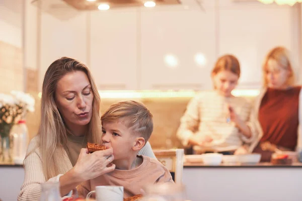 Ritratto Madre Figlio Che Fanno Colazione Insieme Cucina Interno Con — Foto Stock