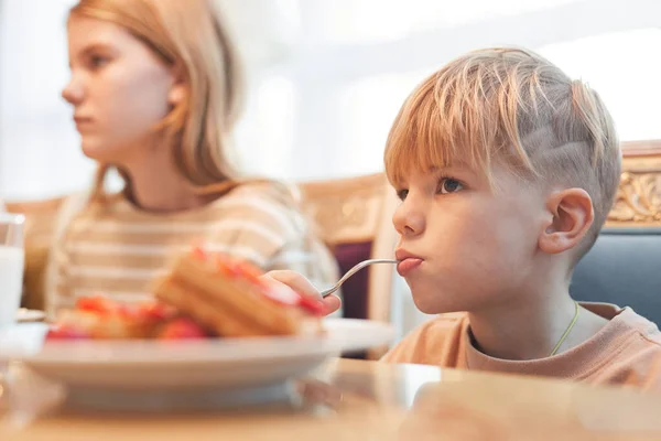 Retrato Lindo Chico Rubio Comiendo Gofres Durante Desayuno Familiar Mirando — Foto de Stock