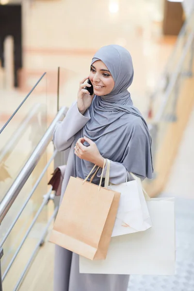 Портрет Елегантної Жінки Близького Сходу Яка Розмовляє Телефону Носить Головний — стокове фото
