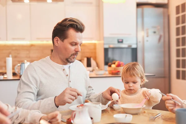 Retrato Familia Moderna Disfrutando Del Desayuno Juntos Cocina Centran Padre —  Fotos de Stock