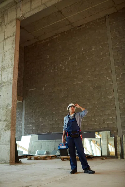 Visão Wangle Vertical Trabalhador Construção Feminina Vestindo Hardhat Enquanto Arco — Fotografia de Stock