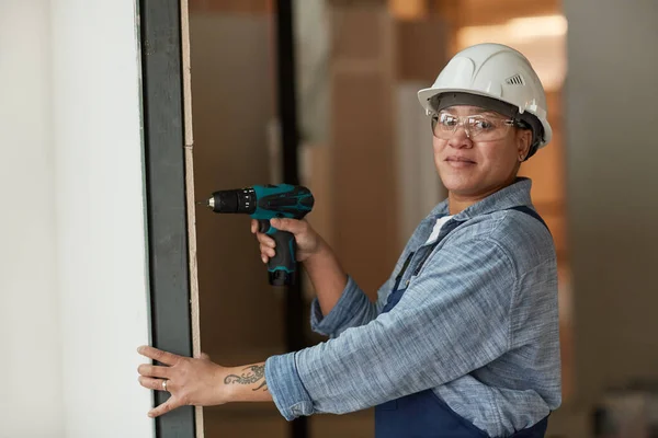 Cintura Até Retrato Trabalhadora Moderna Sorrindo Para Câmera Enquanto Construção — Fotografia de Stock