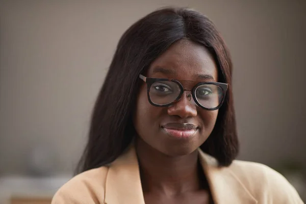 Lukk Opp Portrettet Ung Afrikansk Amerikansk Forretningskvinne Med Briller Smil – stockfoto