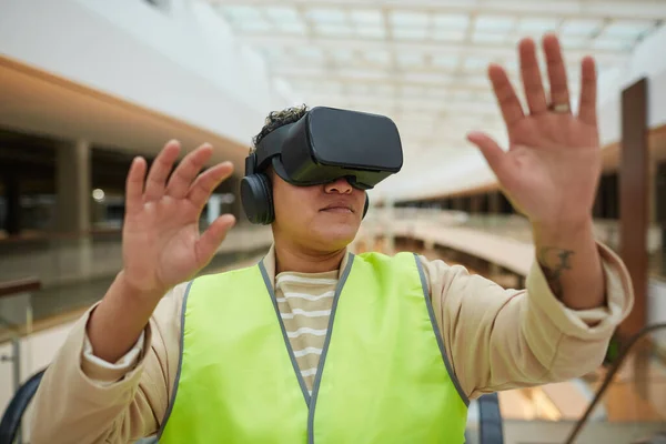 Portret Van Vrouwelijke Ingenieur Met Headset Terwijl Hij Architectonisch Ontwerpproject — Stockfoto