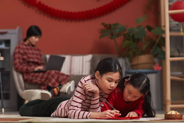 Портрет Двох Китайських Дівчат Які Лежали Підлозі Вітальні Прикрашаючи Червоні — стокове фото