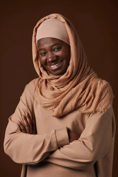 非洲裔美国妇女头戴头巾 手挽手站在演播室里 面带微笑站在摄像机前的垂直腰部肖像 — 图库照片