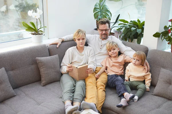 Retrato Alto Ângulo Pai Feliz Moderno Com Três Filhos Olhando — Fotografia de Stock