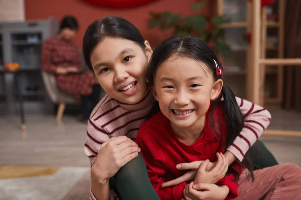 Середній Крупний Портрет Двох Грайливих Азіатських Дівчат Які Весело Разом — стокове фото