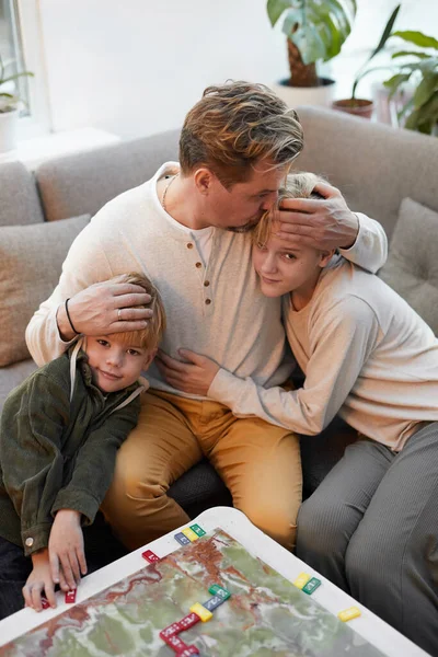 Retrato Vertical Alto Ângulo Pai Feliz Abraçando Dois Filhos Enquanto — Fotografia de Stock