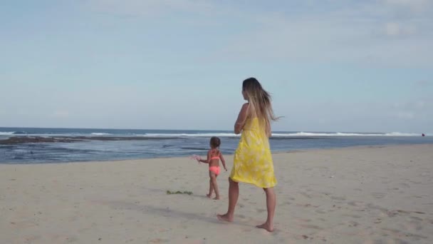 Amplio Tiro Joven Mujer Caucásica Con Vestido Amarillo Caminando Largo — Vídeo de stock