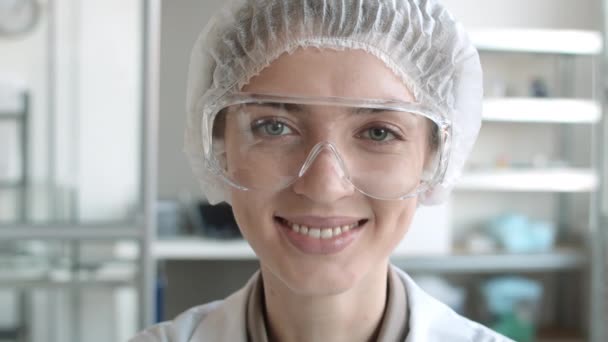 Närbild Ansiktet Unga Kaukasiska Kvinna Bär Engångs Medicinsk Hatt Glasögon — Stockvideo