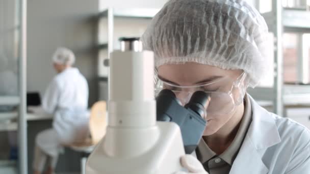 Primo Piano Della Giovane Donna Caucasica Che Indossa Cappello Medico — Video Stock