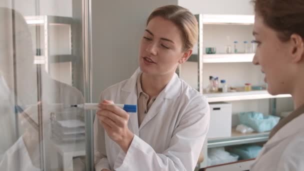 Verrouillage Deux Femmes Scientifiques Portant Globalement Médical Debout Ensemble Paroi — Video