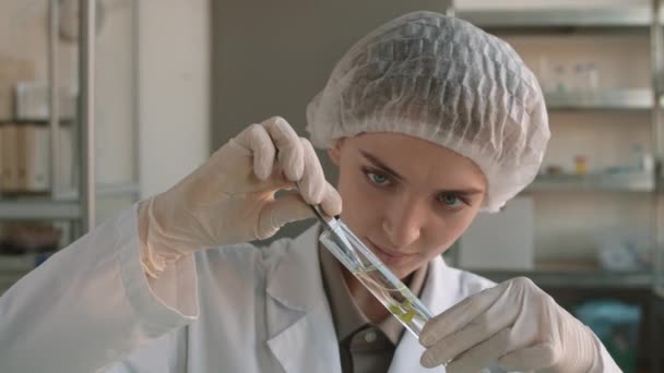 Gambar Sedang Dari Ahli Biologi Perempuan Muda Mengenakan Seragam Medis — Stok Video