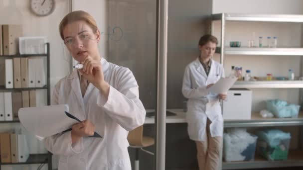 Середній Постріл Жінки Кавказу Яка Носить Медичний Номер Стоячи Лабораторії — стокове відео
