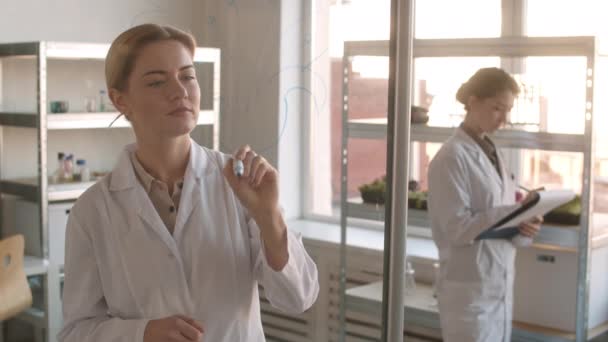 Laboratuvarda Dikilen Cam Duvara Mavi Keçeli Kalemle Resim Çizen Beyaz — Stok video
