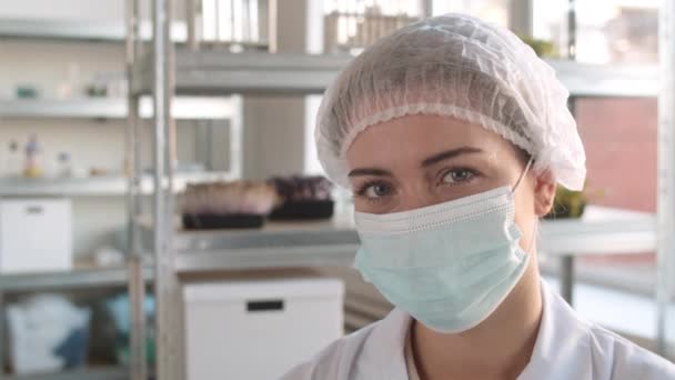 Średnie Ujęcie Młodej Białej Kobiety Naukowca Noszącej Medyczny Strój Maskę — Wideo stockowe