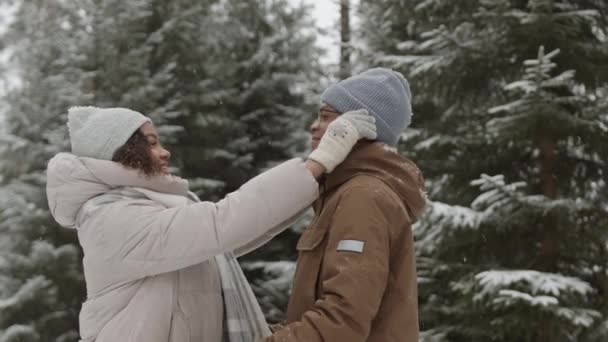 Genç Melez Bir Kadınla Erkek Arkadaşının Kış Ormanında Yan Yana — Stok video