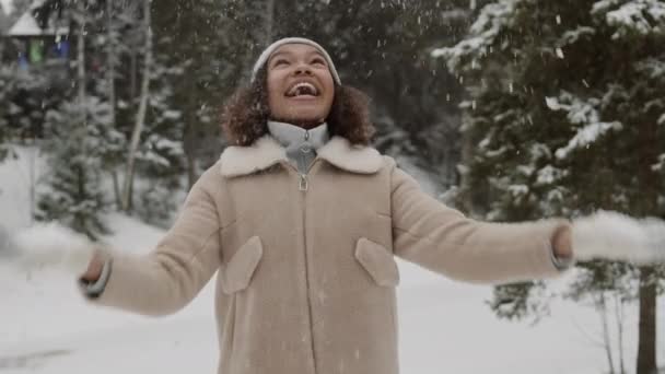 Colpo Medio Giovane Allegra Donna Mista Che Indossa Caldo Cappotto — Video Stock