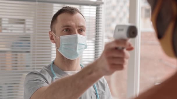 Maske Takan Steteskop Takan Tanınmayan Bir Hastanın Önünde Dikilen Temassız — Stok video