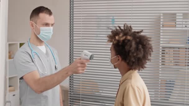 Taille Médecin Caucasien Masculin Portant Masque Médical Debout Bureau Devant — Video