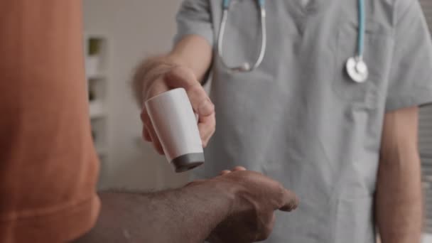 Geknepen Medisch Medewerker Grijze Scrubs Met Stethoscoop Rond Nek Met — Stockvideo