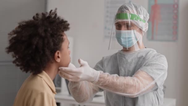 Sobre Ombro Peito Médico Caucasiano Masculino Usando Luvas Protetor Facial — Vídeo de Stock