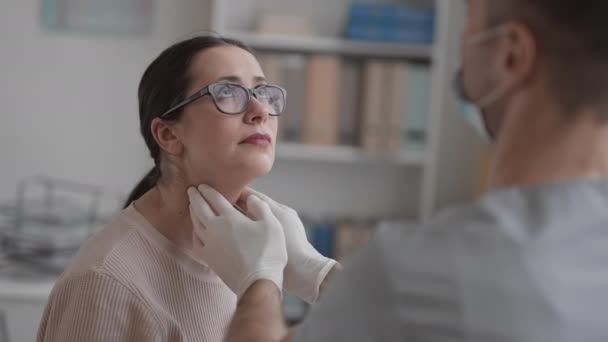 Peito Para Cima Sobre Ombro Médico Irreconhecível Palpando Com Mãos — Vídeo de Stock