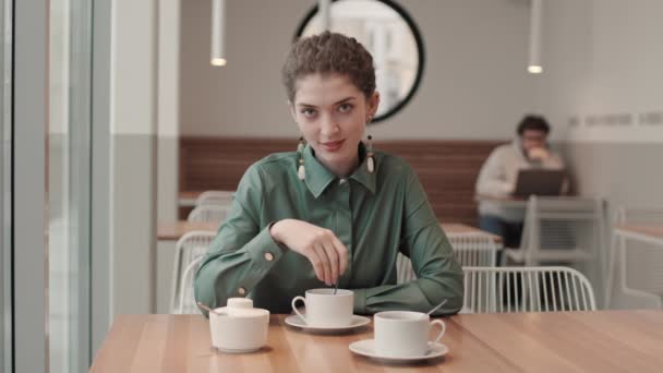 Opsluiting Van Jonge Mooie Blanke Vrouw Zitten Aan Cafe Tafel — Stockvideo