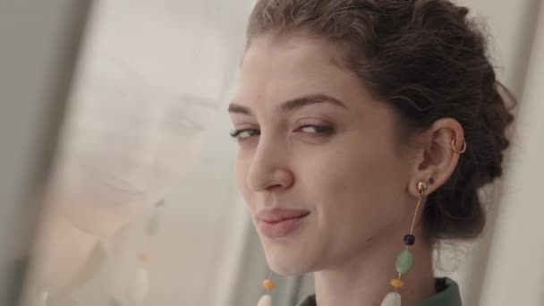 Закріпіть Портрет Молодої Кавказької Жінки Красивих Сережках Стоять Біля Вікна — стокове відео