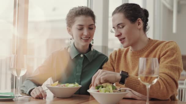 Średnie Ujęcie Młodego Białego Mężczyzny Jedzącego Lunch Restauracji Swoją Dziewczyną — Wideo stockowe