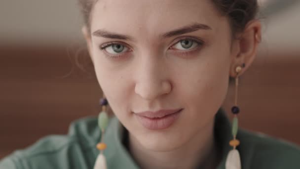 Close Retrato Bela Jovem Mulher Caucasiana Com Olhos Verdes Vestindo — Vídeo de Stock