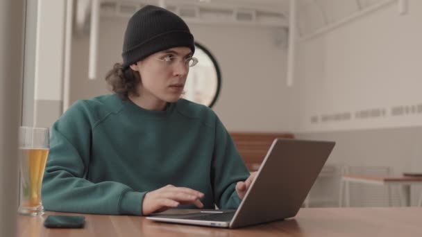 Gündelik Giysiler Şapka Gözlük Takan Kafeterya Masasında Oturan Dizüstü Bilgisayarda — Stok video