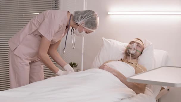 Medio Lungo Uomo Caucasico Con Maschera Ossigeno Sdraiato Letto Ospedale — Video Stock