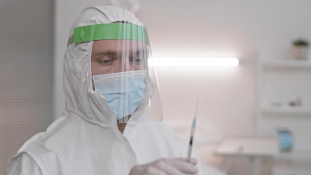 Close Male Caucasian Medical Worker Wearing Protective Suit Face Shield — Stock Video